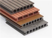 Plastová deska z imitace dřeva